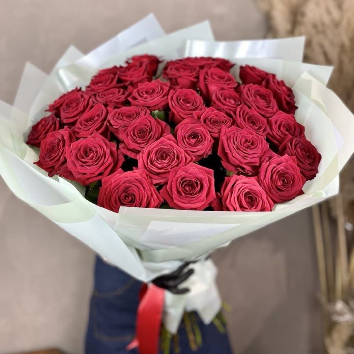 37 красных роз в Махачкале