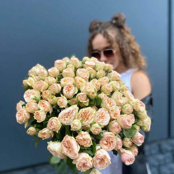 25 пионовидных роз в Махачкале