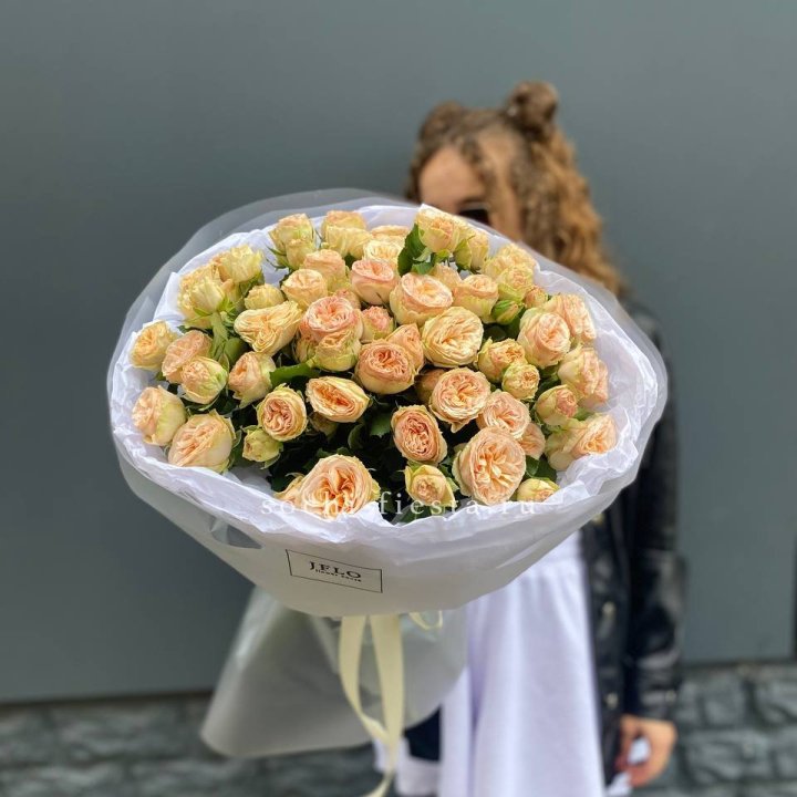 15 пионовидных роз в Махачкале