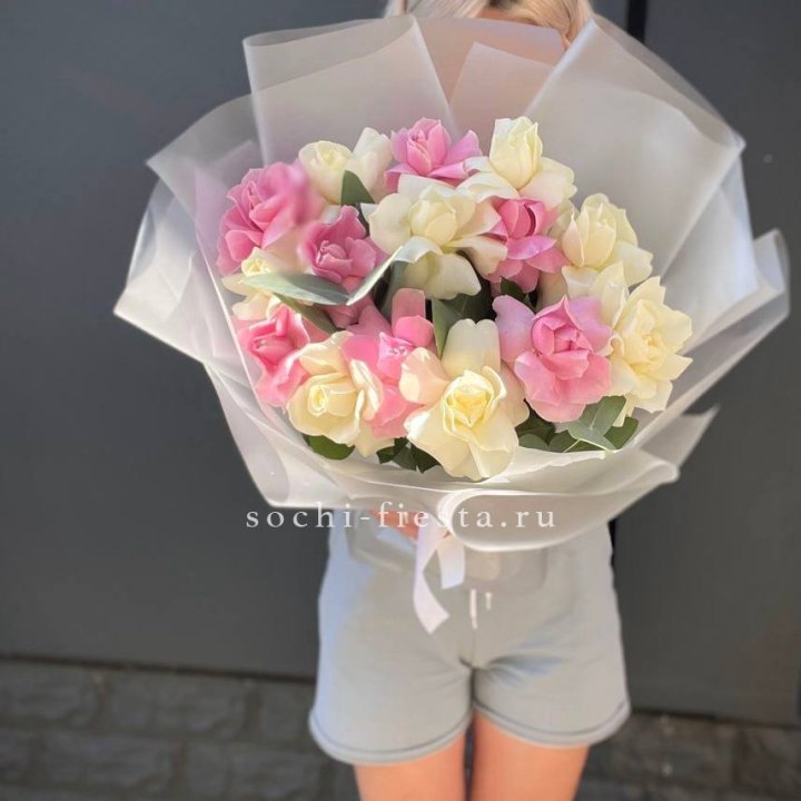 15 бело-розовых роз в Махачкале