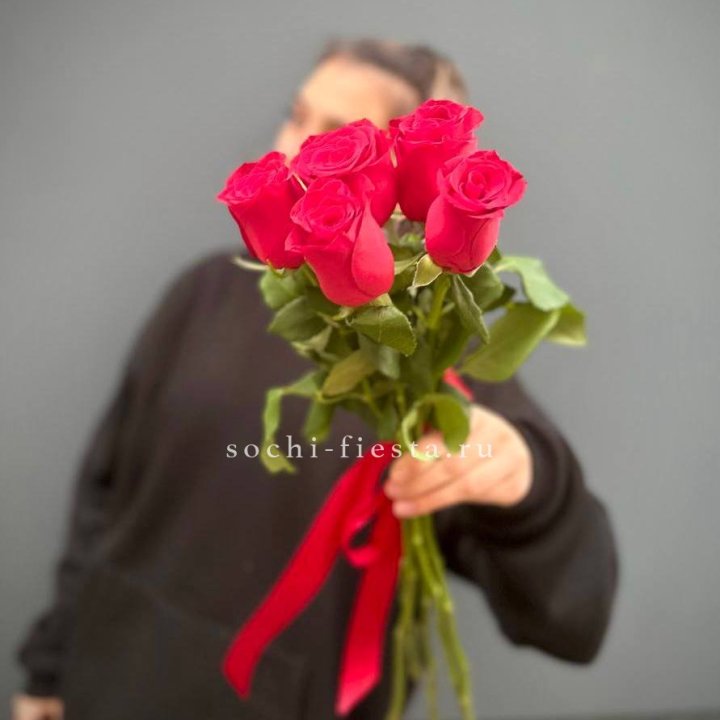Букет 5 красных роз  в Махачкале