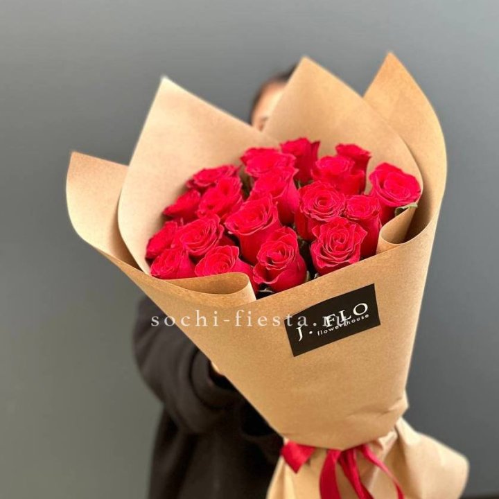 19 красных роз в крафте в Махачкале