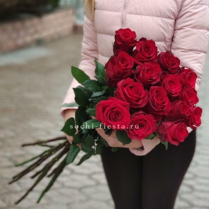 15 высоких красных роз в Махачкале