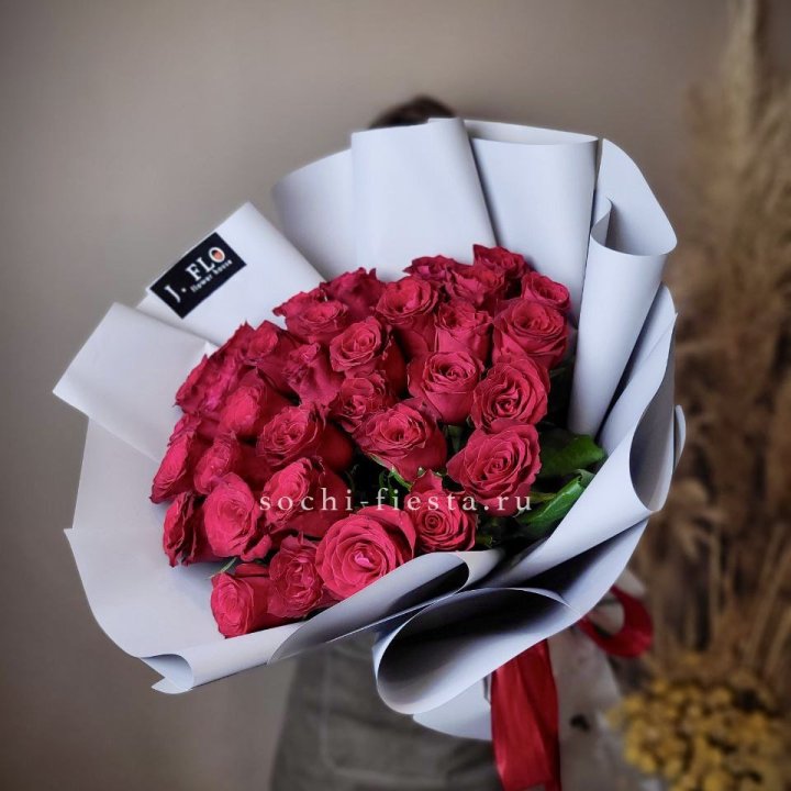 Красные розы 33 шт в Махачкале