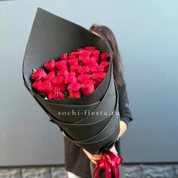 25 высоких красных роз в Махачкале