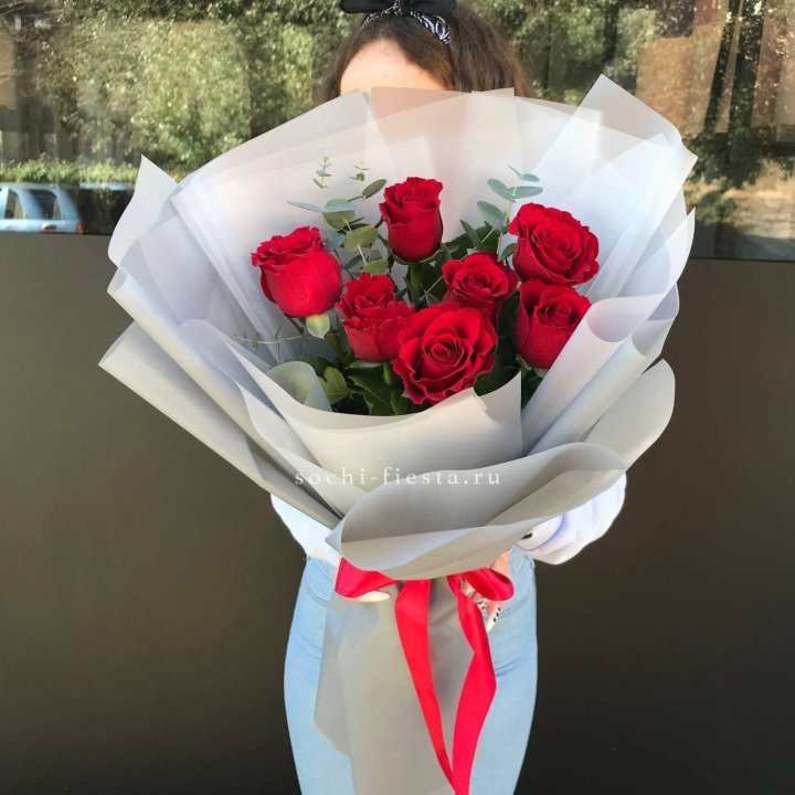 7 красных роз с эвкалиптом  в Махачкале
