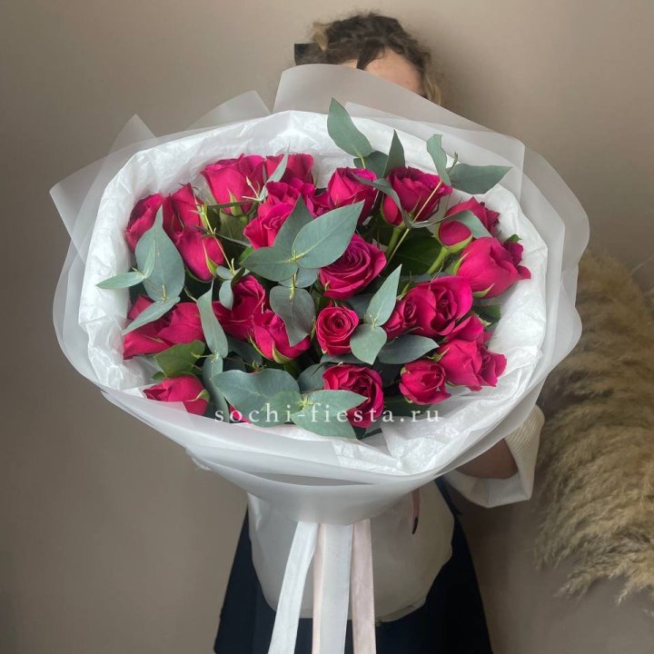 25 малиновых роз с эвкалиптом в Махачкале