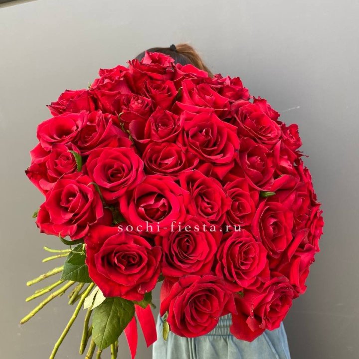 35 красных роз под ленту в Махачкале