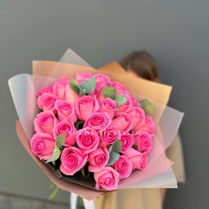 31 розовая роза с эвкалиптом в Махачкале