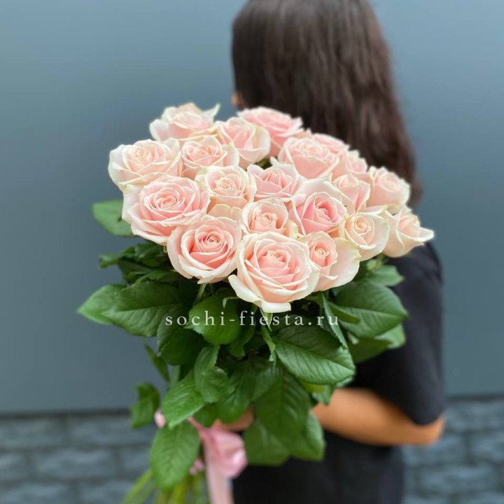 Высокие розовые розы в Махачкале