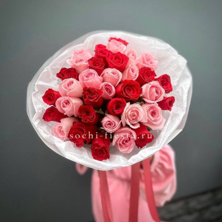 Букет красных и розовых 35 роз в Махачкале