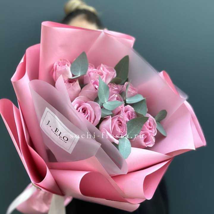 15 Розовых роз с эвкалиптом в Махачкале