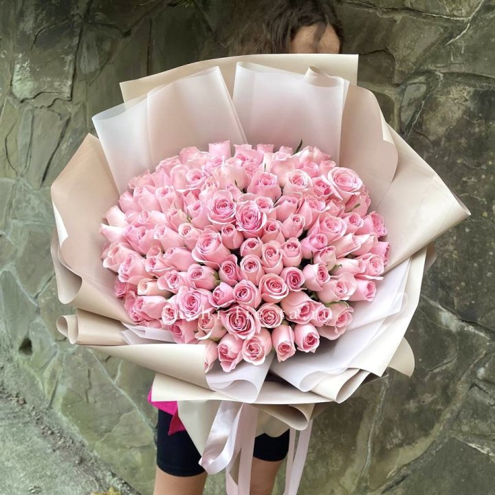 101 нежно-розовая роза Каролина  в Махачкале