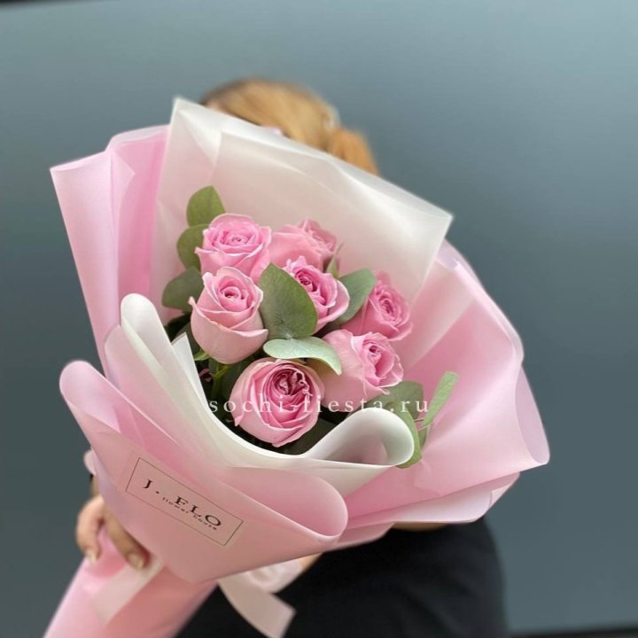 7 розовых роз с эвкалиптом в Махачкале
