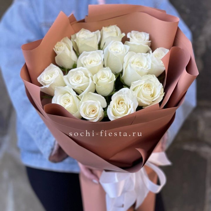 15 белых роз сиена в Махачкале
