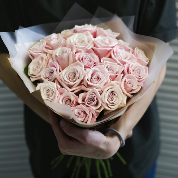 27 кремовых роз в Махачкале