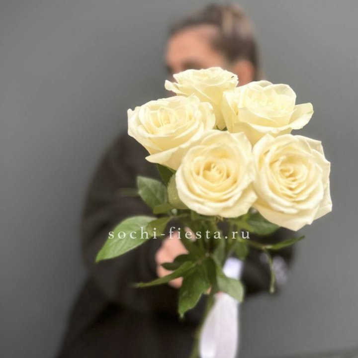 Букет 5 белых роз  в Махачкале