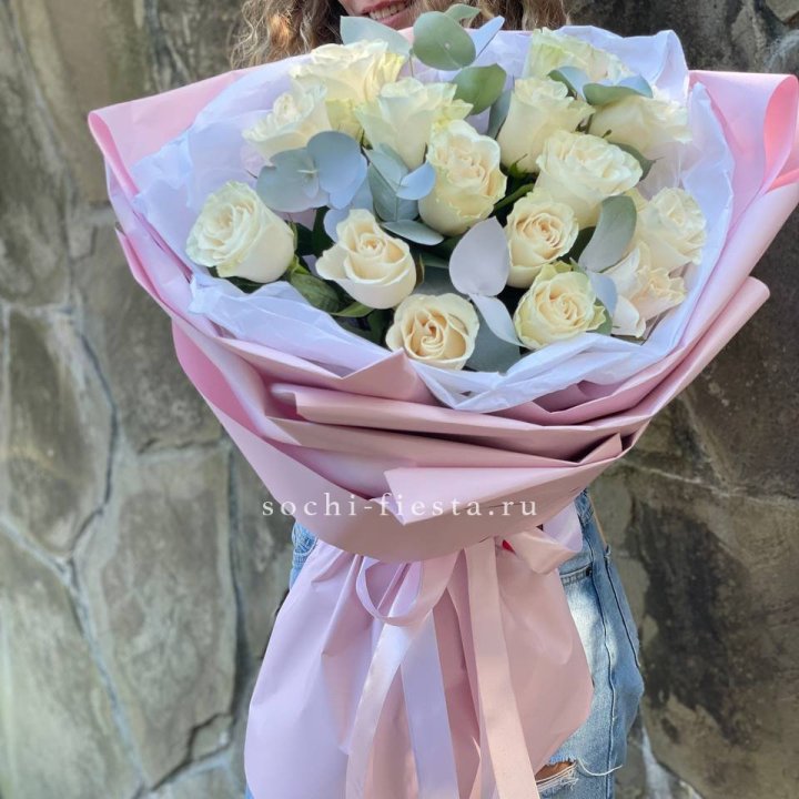 Белые розы в авторском оформлении в Махачкале