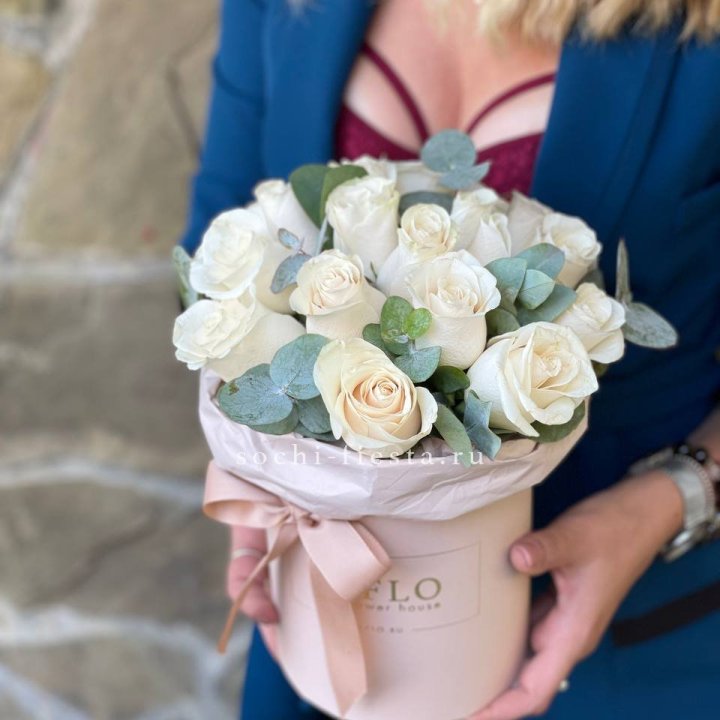 Цилиндр из белых роз в Махачкале