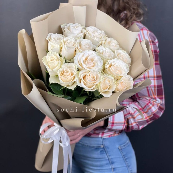 15 белых роз кофе в Махачкале