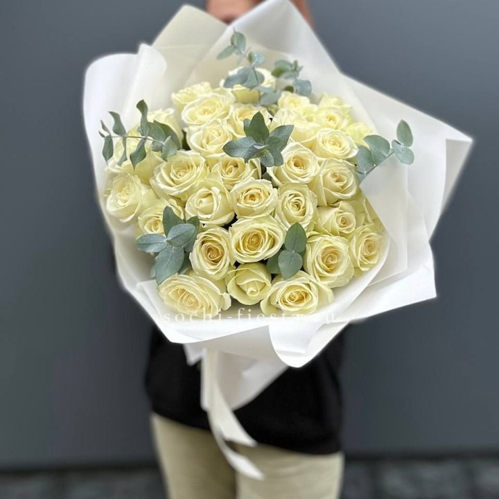 31 белая роза с эвкалиптом в Махачкале