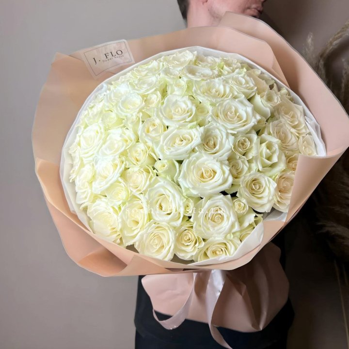 51 белая  роза в оформлении в Махачкале