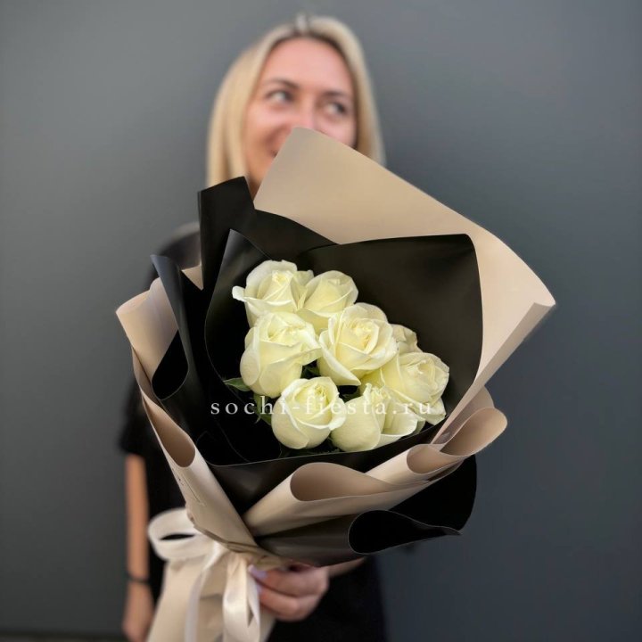 7 белых роз Иммерсив в Махачкале