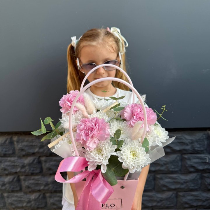 Сумочка из стойких хризантем и диантуса в Махачкале