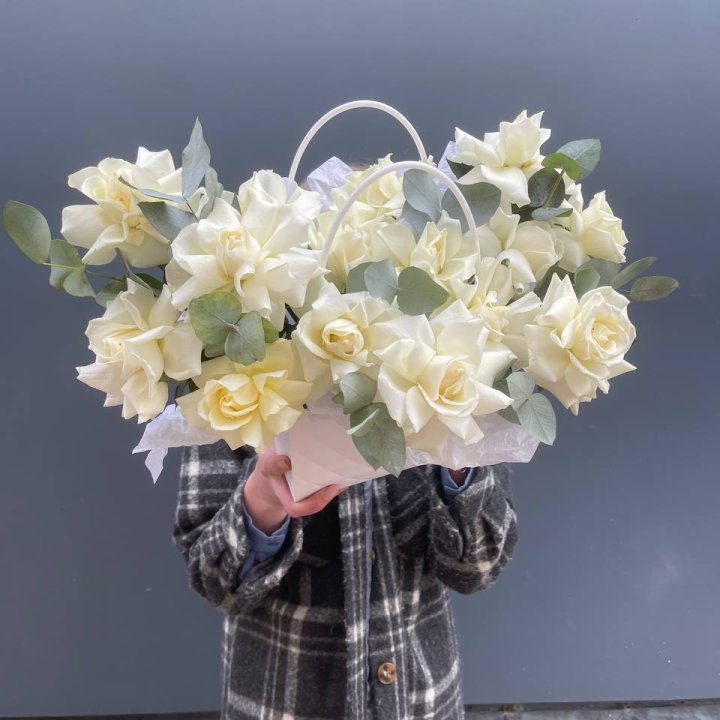 15 белых роз в сумочке в Махачкале