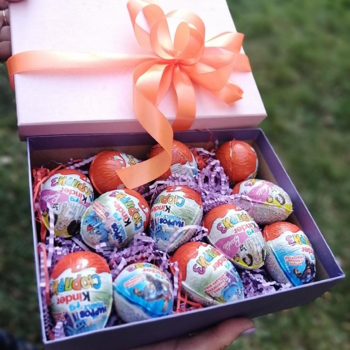 Коробка с киндерами в Махачкале