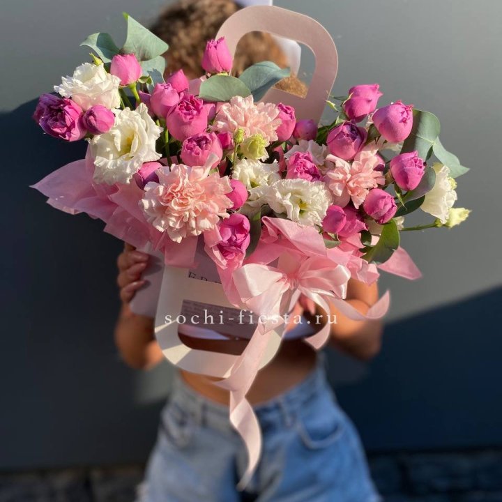 Сумочка с кустовой розой и диантусами в Махачкале