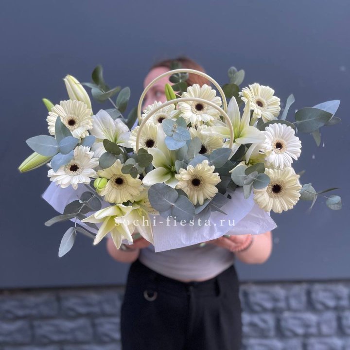 Сумочка лилии и герберы в Махачкале