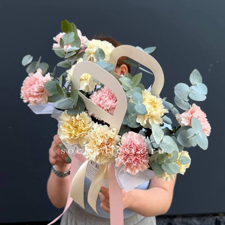 Сумочка из диантусов в Махачкале