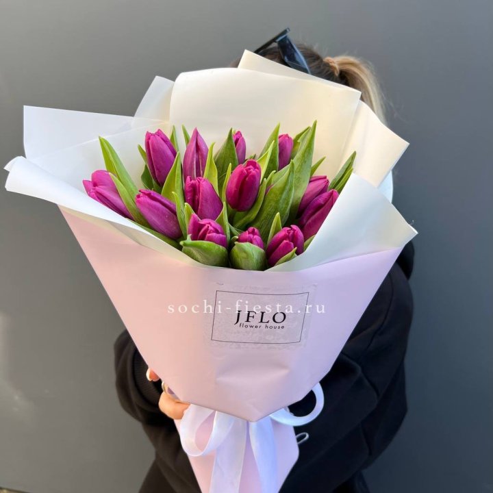 15 пурпурных тюльпанов в Махачкале
