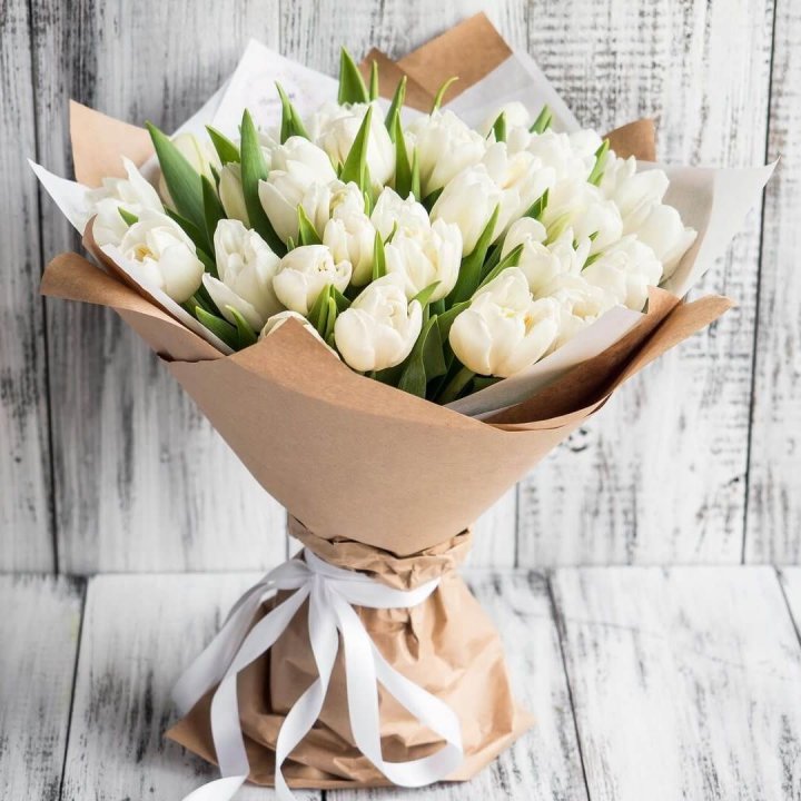 25 белых тюльпанов в Махачкале