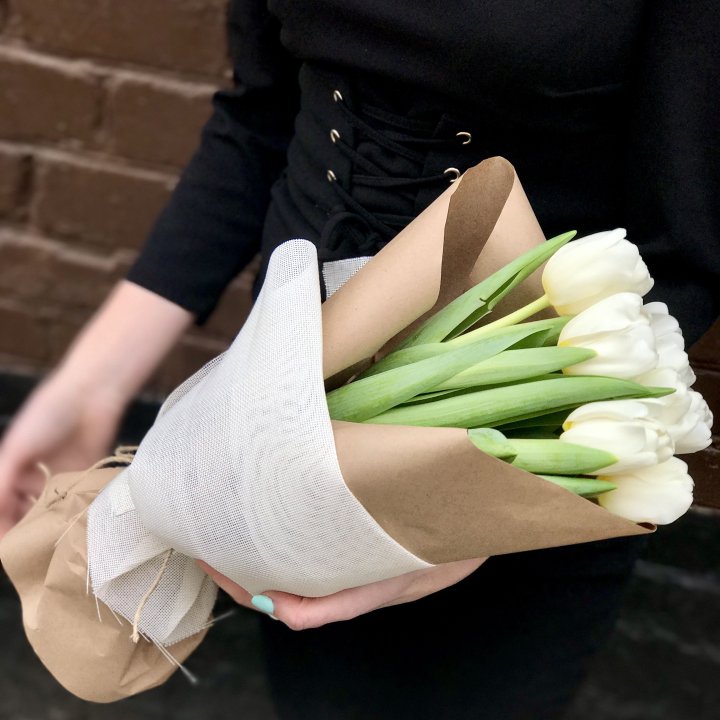 Букет белых тюльпанов в Махачкале