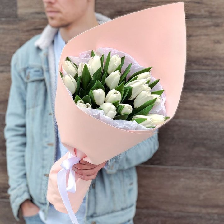 19 белых тюльпанов в Махачкале